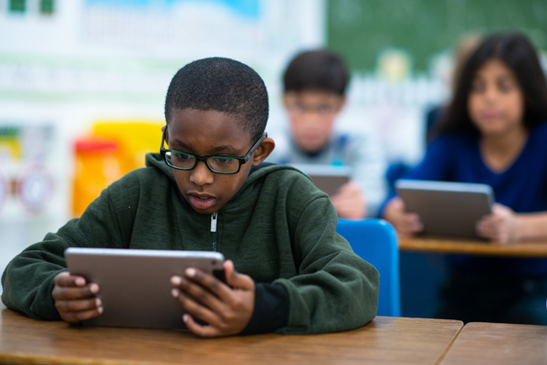 Niños de educación primaria usando tabletas. Concepto de uso de la tecnología en el aula. 