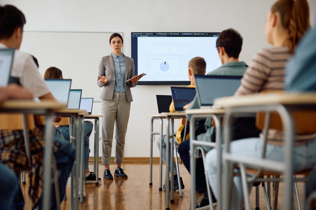 female-professor-talking-to-her-students-during-it-class-at-high-school-